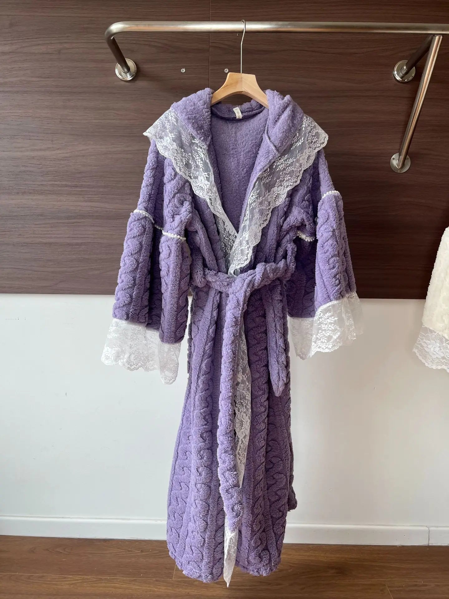 Women's Autumn and Winter Delicate Lace Edge Nightgown, Small Fragrant Pajamas, Piled and Thickened To Keep Warm Bath Robe Women
